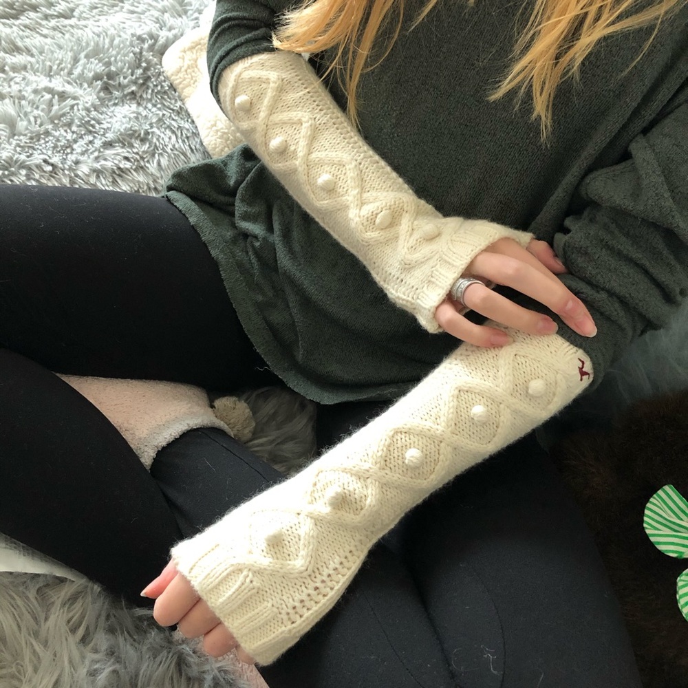 Creamy cable knit arm warmers by Hollister❄️❄️